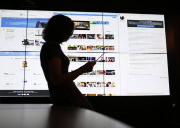 Una usuaria consulta su tableta ante las páginas del Europarlamento, YouTube y Wikipedia, que ayer cerró en señal de protesta.