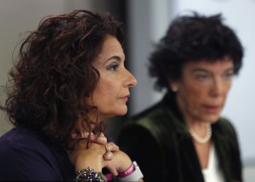 La portavoz del Gobierno, Isabel Celaá, y la ministra de Hacienda, María Jesús Montero.
