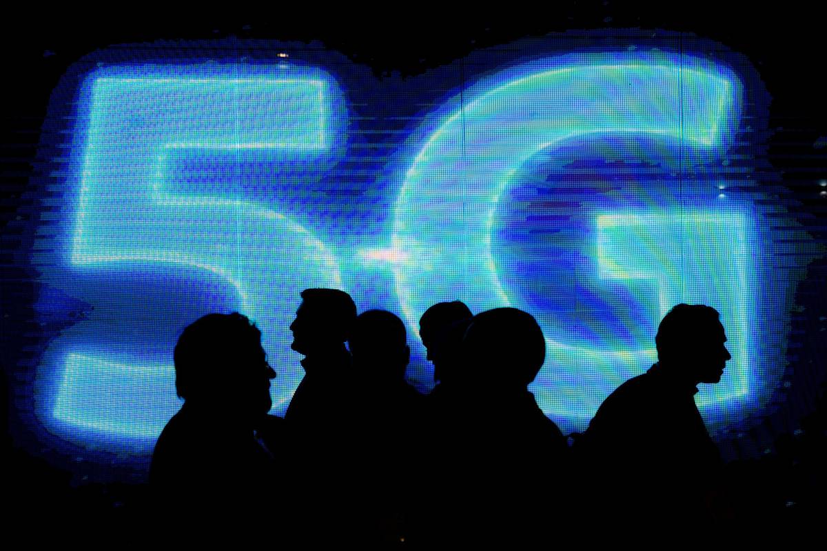 Público del Mobile World Congress de Barcelona ante un luminoso que hace referencia a la tecnología 5G.
