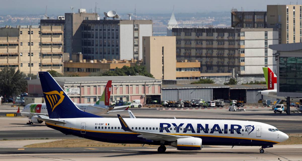 Avión de Ryanair en Lisboa