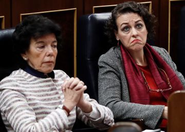 GRAF8700. MADRID, 31102018.- La ministra de Trabajo, Magdalena Valerio (d), la ministra de Educación, Isabel Celaá (i), durante la sesión de control al Gobierno celebrada hoy en el Congreso de los Diputados. EFEMariscal