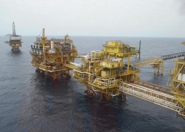 El Brent pone en jaque los 70 dólares, mínimos de abril El Brent pone en jaque los 70 dólares, mínimos de abril