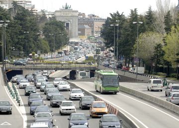 Vista de vehículos que circulan lentamente por la A-6 en sentido de salida de la ciudad de Madrid.