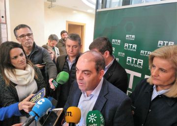 09112018 Lorenzo Amor haciendo declaraciones en Jerez junto a Fátima Bañez.rn rn El presidente de la Federación Nacional de Trabajadores Autónomos (ATA), Lorenzo Amor, ha afirmado que "no es el momento de plantear una subida de cotizaciones de autónomos cuando están cayendo las ventas del comercio, están subiendo los costes, la luz o el gasoil", por lo que ha insistido en que "plantear una subida no es lo que toca".rn rn POLITICA ESPAÑA EUROPA ANDALUCÍArn