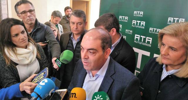 09112018 Lorenzo Amor haciendo declaraciones en Jerez junto a Fátima Bañez.rn rn El presidente de la Federación Nacional de Trabajadores Autónomos (ATA), Lorenzo Amor, ha afirmado que "no es el momento de plantear una subida de cotizaciones de autónomos cuando están cayendo las ventas del comercio, están subiendo los costes, la luz o el gasoil", por lo que ha insistido en que "plantear una subida no es lo que toca".rn rn POLITICA ESPAÑA EUROPA ANDALUCÍArn