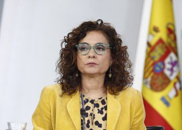 08112018 La ministra de Hacienda, María Jesús Montero, en rueda de prensa posterior al Consejo de Ministros en el que se ha aprobado, entre otras cuestiones, que la banca pague el impuesto de hipotecas y medidas sobre la exhumación de Franco.rn rn rn rn ECONOMIA rn Eduardo Parra - Europa Pressrn