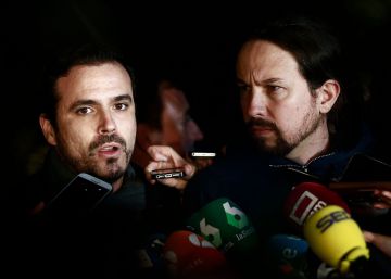 El líder del partido de izquierda español Podemos Pablo Iglesias (R) y el líder de Izquierda Unida Alberto Garzón (L) asisten a una manifestación contra los impuestos hipotecarios en Madrid el 10 de noviembre de 2018. Foto de Benjamin CREMEL AFP