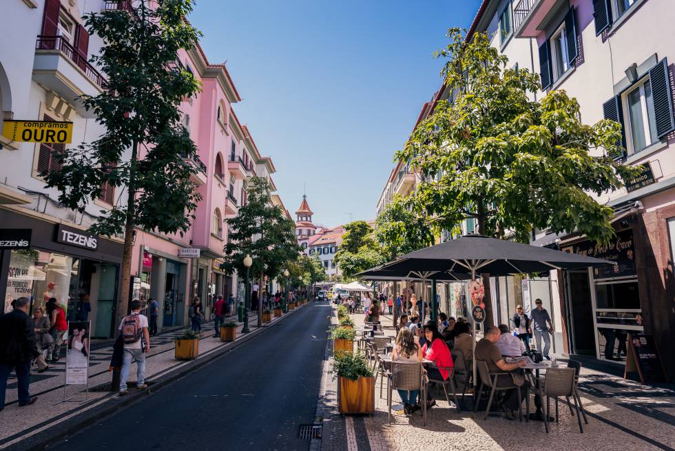 La calle Fernando de Ornelas, la más comercial y larga de la capital.