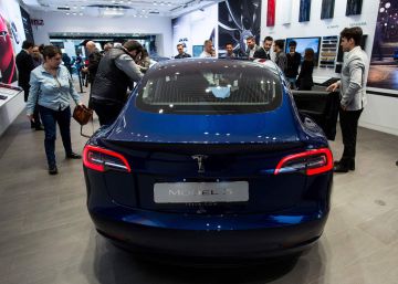 Así se recarga un Tesla Model 3 siendo remolcado por otro coche (vídeo)