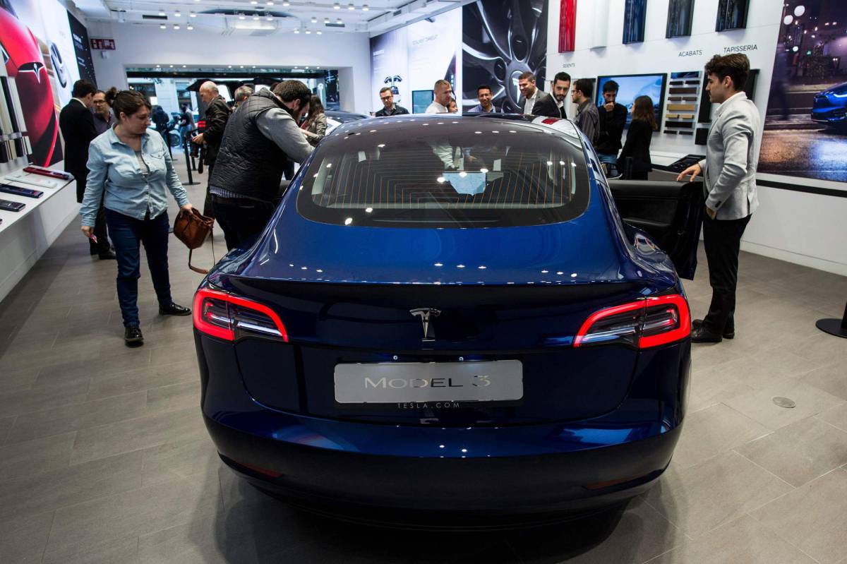 Así se recarga un Tesla Model 3 siendo remolcado por otro coche (vídeo)