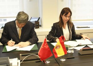 El presidente de China Railway, Lu Dongfu, junto a la presidenta de Adif, Isabel Pardo.