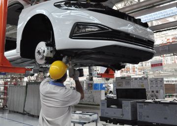 Empleados trabajando en una fábrica de Volkswagen.