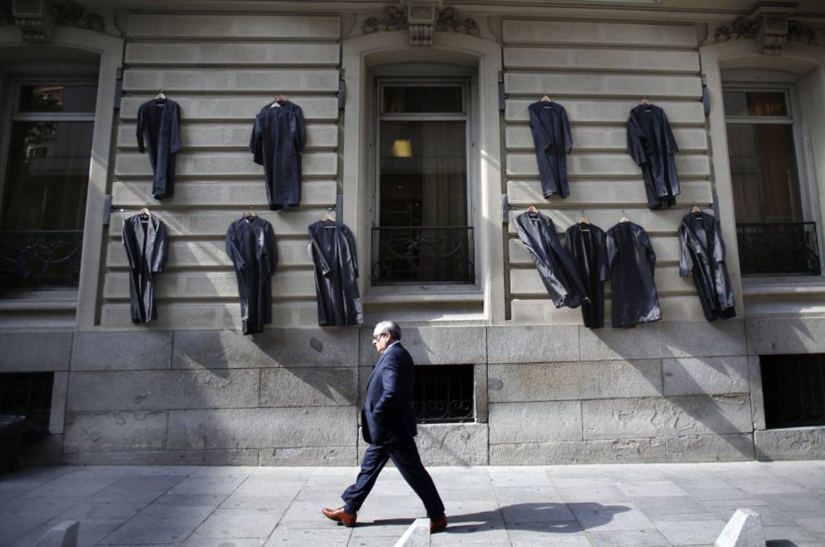 togas colgadas en la fachada del Colegio de Abogados, en la calle de Serrano en Madrid.