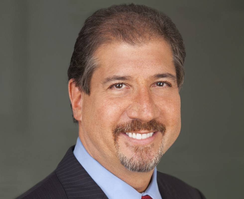 Dimite Mark Weinberger, consejero delegado de EY