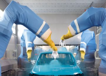 Baño de pintura en la fábrica de Volkswagen en Landaben (Navarra).