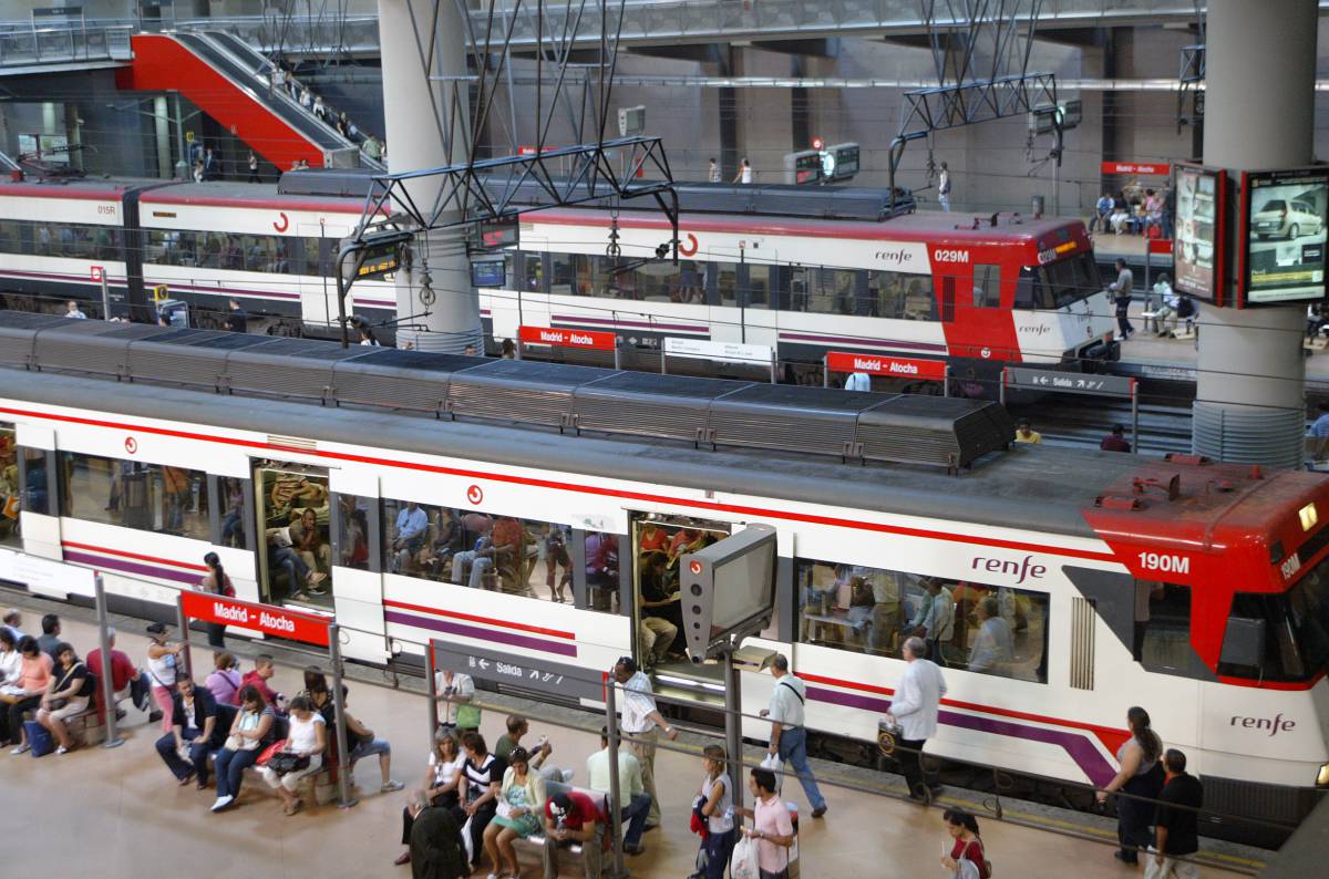 Dos trenes de Cercanías en la estación madrileña de Atocha.