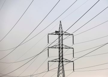 Líneas de alta tensión en la ciudad pakistaní de Karachi.