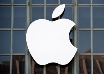Logo de Apple en una de las tiendas de la compañía.