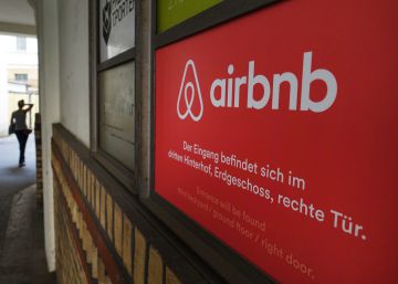 Logo de Airbnb sobre la fachada de un edificio.