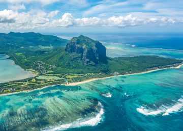 Vista aérea de la península de Le Morne, con la barrera de coral en primer término.