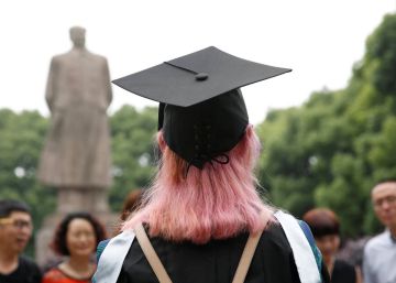 Una estudiante recién graduada. rn