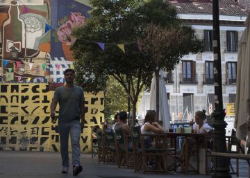 Terrazas en la calle Embajadores, junto al Teatro Pavón-Kamikaze.