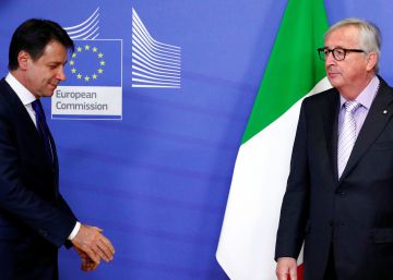 El primer ministro italiano, Giuseppe Conte, se dirige a saludar al presidente de la Comisión Europea, Jean-Claude Juncker, ayer en Bruselas.