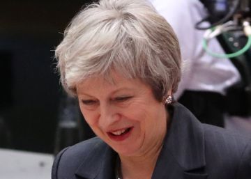 La primera ministra de Reino Unido, Theresa May, con el primer ministro de Irlanda, Leo Varadkar, ayer en Bruselas.