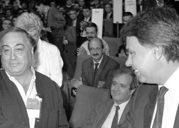 El expresidente del Gobierno, Felipe González, estrecha la mano a Nicolás Redondo, exsecretario general de UGT.