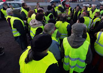 Manifestantes vestidos con chalecos amarillos protestan en Langon, cerca de Burdeos (Francia).