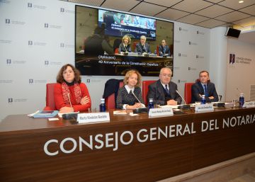 Los ponentes de la mesa sobre la infancia: Marta Kindelan Bustelo, técnica jefe del Área de Sanidad y Política Social del Defensor del Pueblo; Consuelo Madrigal Martínez-Pereda, fiscal del TS; Juan José González Rivas, presidente del TC; y Jorge Prades López, presidente de la Asociación Familias para la Acogida.