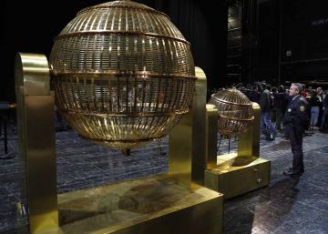 GRAF6735. MADRID, 14122018.- A una semana de la celebración del sorteo de lotería más emblemático del año, los bombos llegan al Teatro Real de Madrid, donde girará la fortuna de la Navidad el próximo 22 de diciembre. En la imagen, los bombos a su llegada hoy al Teatro Real. EFEChema Moya