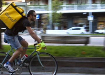 Un repartidor de Glovo por las calles de Barcelona.