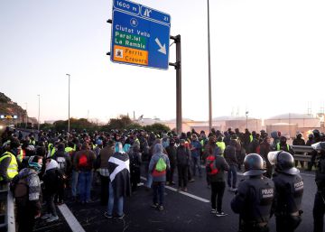 El Gobierno aprueba en Barcelona el alza del SMI en un clima de protestas El Gobierno aprueba en Barcelona el alza del SMI en un clima de protestas