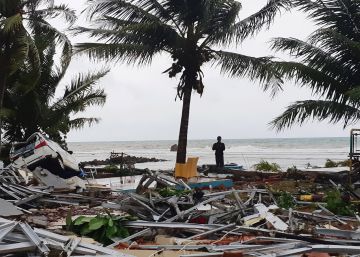 Un tsunami en Indonesia deja al menos 281 muertos y más de 1.000 heridos Un tsunami en Indonesia deja al menos 281 muertos y más de 1.000 heridos