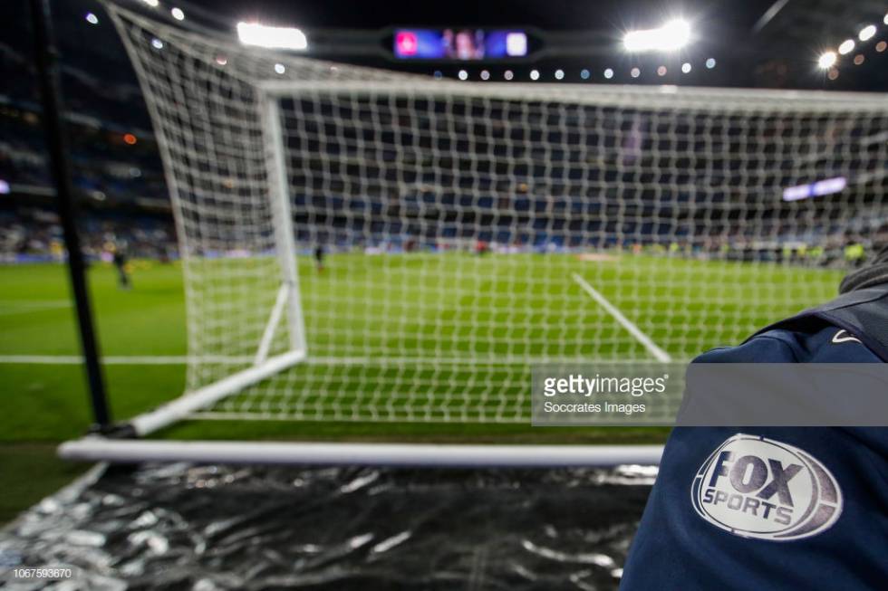 Una portería en un campo de fútbol.