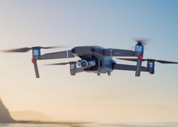 Crean un paracaídas para que los drones DJI puedan sobrevolar multitudes
