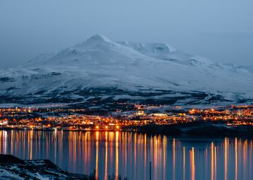 Panorámica de Akureyri al anochecer desde el otro lado de la bahía.