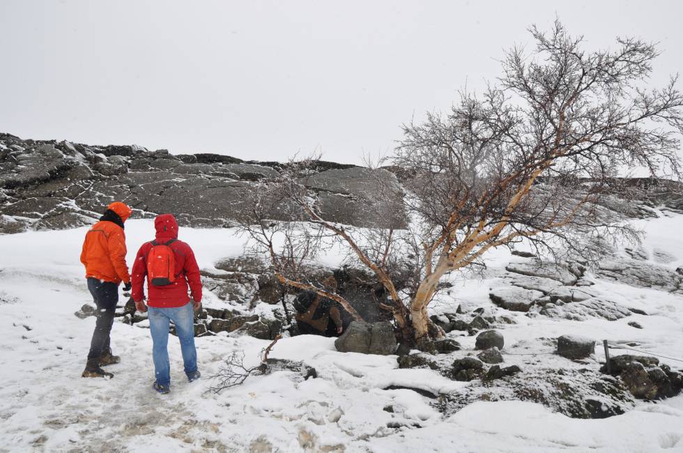 Paisaje nevado cerca de la cueva termal de Grjótagjá.