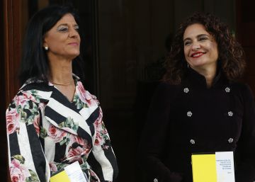 La ministra de Hacienda, María Jesús Montero, de oscuro, junto a la subsecretaria de Hacienda, Pilar Paneque, y flanqueadas por las secretarias de Estado de Presupuestos y Gastos, María José Gualda, y de Hacienda, Inés Bardón, este lunes, en el Congreso de los Diputados, donde presentaron el proyecto de Ley de Presupuestos Generales del Estado para 2019.