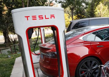Varios vehículos eléctricos Tesla cargándose en una electrolinera de Pakín (China).