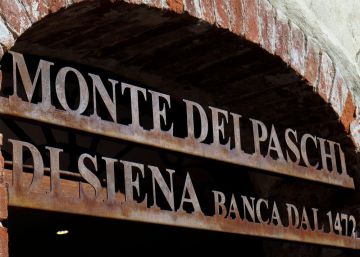 Entrada del banco Monte dei Paschi di Siena en San Gusme, cerca de Siena.