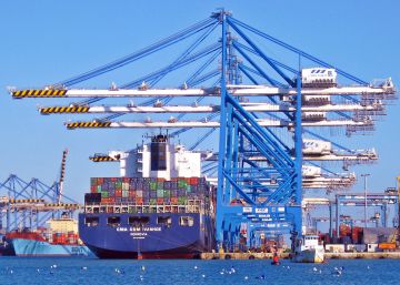Operaciones de estiba de un buque portacontenedores en un puerto.