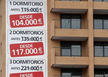Edificio de viviendas en el que se anuncian los precios de cada tipología de inmueble.
