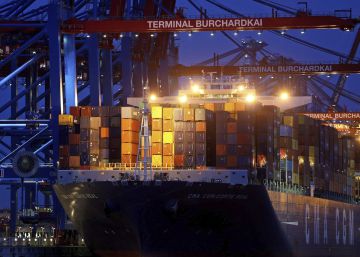 Un buque de carga en el puerto de Hamburgo (Alemania).