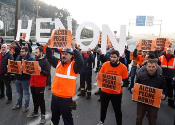 Trabajadores de la planta de la multinacional Alcoa en A Coruña, concentrados en las puertas de la factoría.