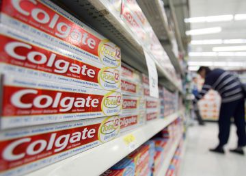 Expositores de Colgate Total en un supermercado.