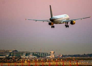 Un avión de Vueling en el aeropuerto de Barcelona-El Prat.