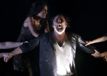 El tenor Samuel Youn, en el papel de Alberich, con las tres hermanas que custodian el oro del Rin.