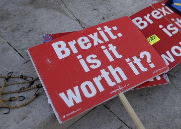Carteles sobre el Brexit cerca del Parlamento británico, el jueves.